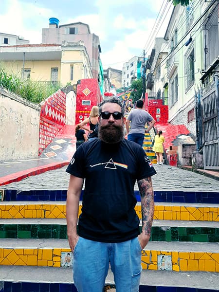 Estudante alcançando objetivos de inglês em rua de Londres